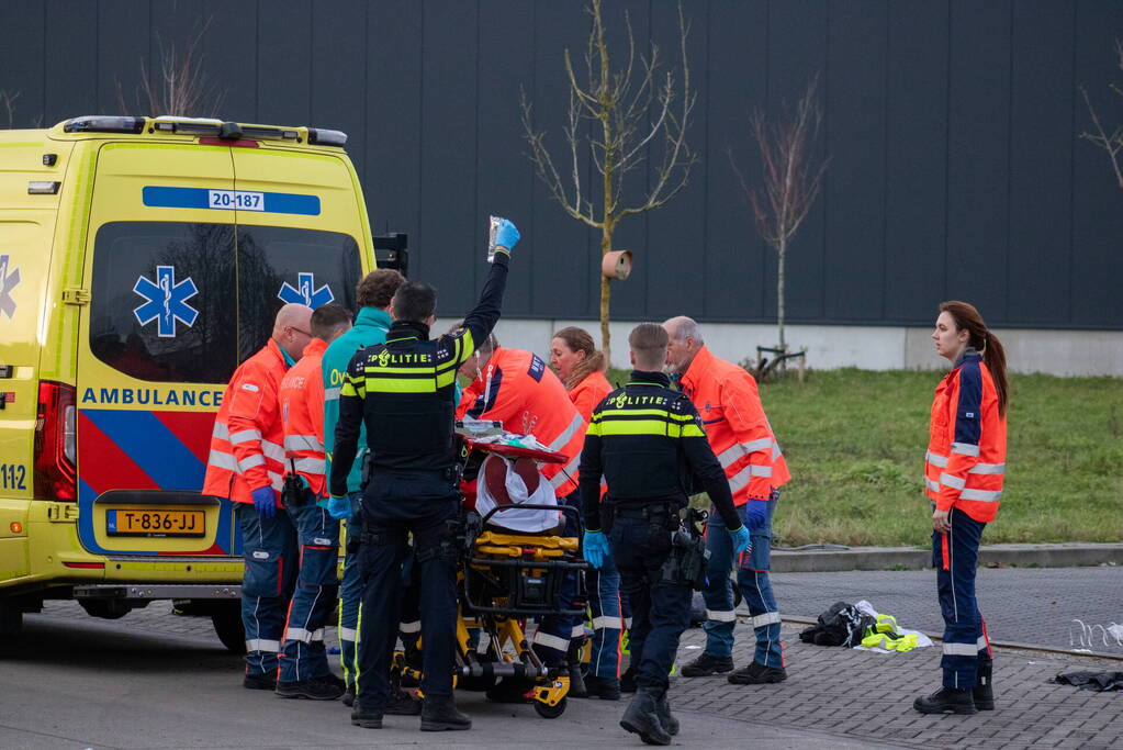 Fietser belandt meters verder na ongeval met vrachtwagen