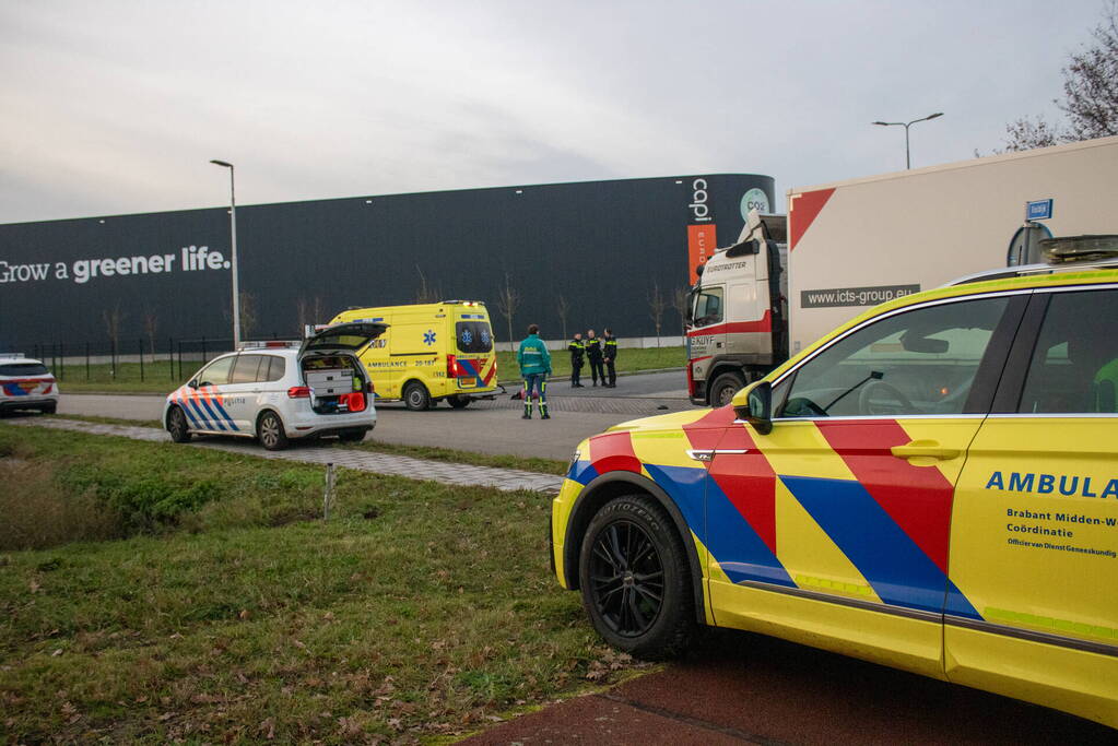 Fietser belandt meters verder na ongeval met vrachtwagen