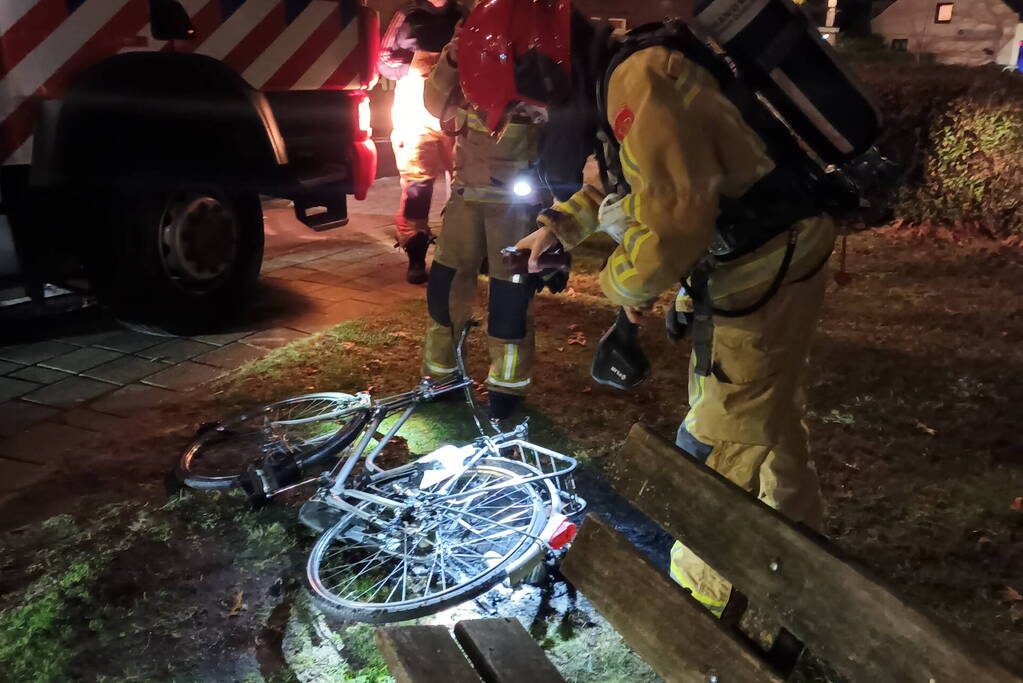 Omstanders blussen brandende fiets