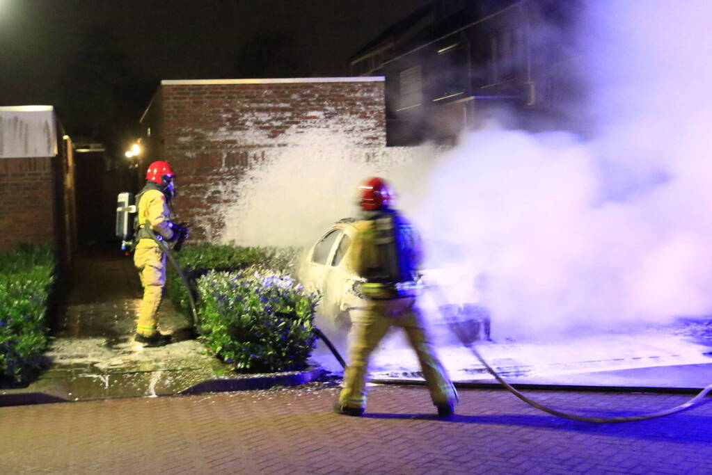 Geparkeerde auto volledig verwoest door brand