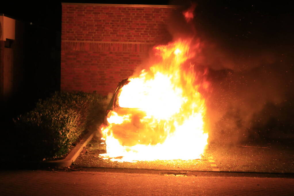 Geparkeerde auto volledig verwoest door brand