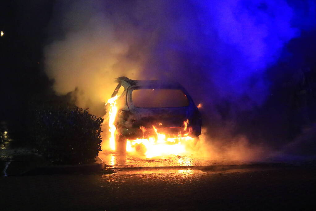 Geparkeerde auto volledig verwoest door brand