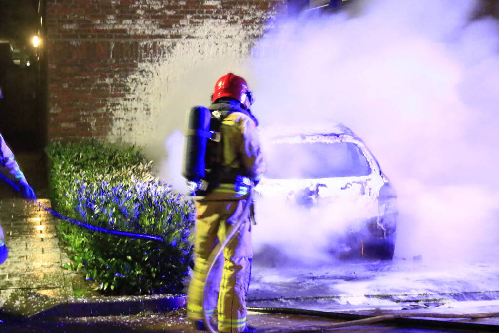 Geparkeerde auto volledig verwoest door brand