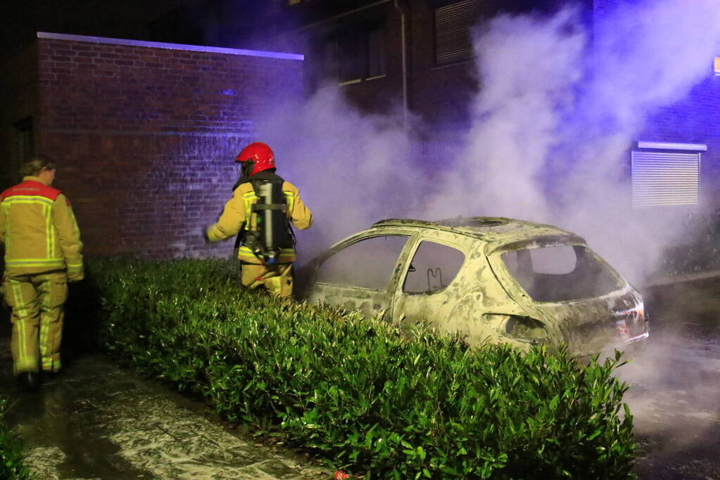 Geparkeerde auto volledig verwoest door brand