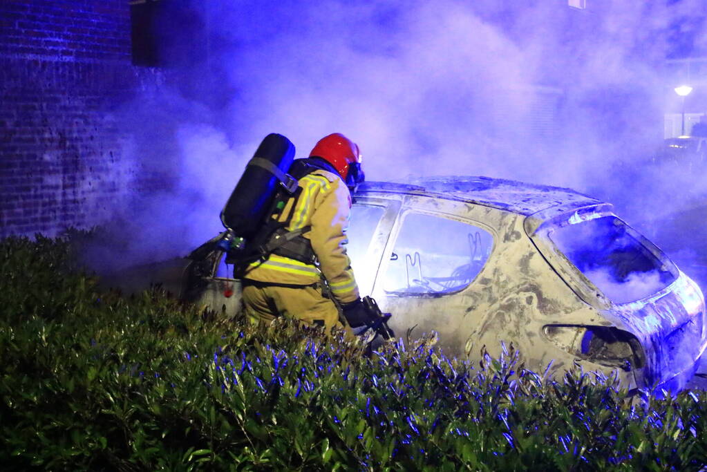 Geparkeerde auto volledig verwoest door brand