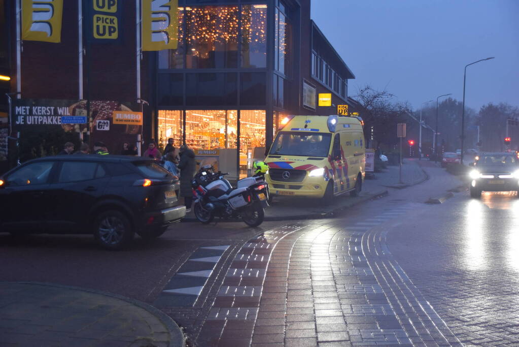 Afslaande automobilist ziet fietser over het hoofd