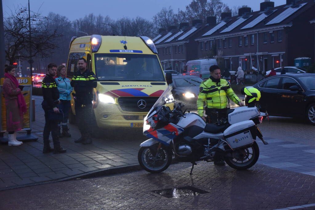 Afslaande automobilist ziet fietser over het hoofd