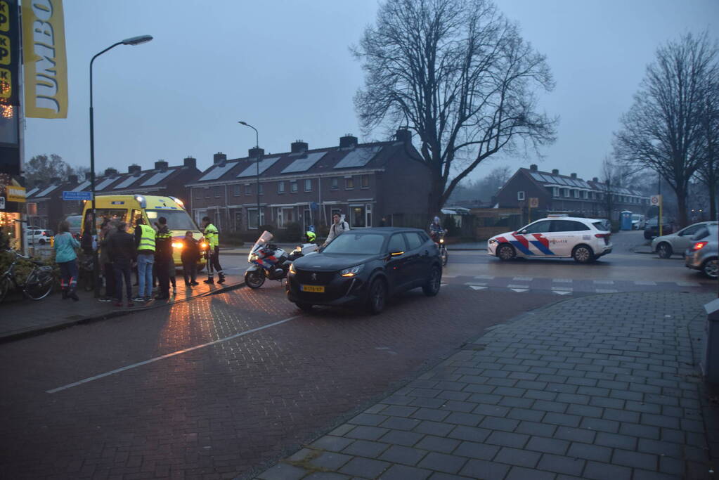 Afslaande automobilist ziet fietser over het hoofd