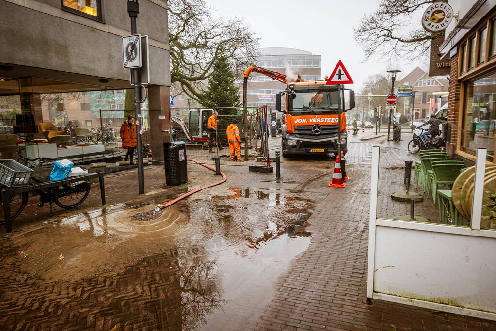 Winkelstraat afgesloten door waterleidingbreuk