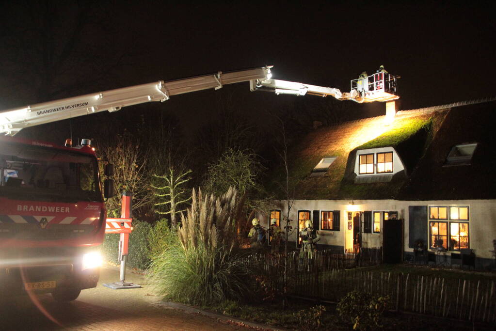 Schoorsteenbrand bij woonboerderij