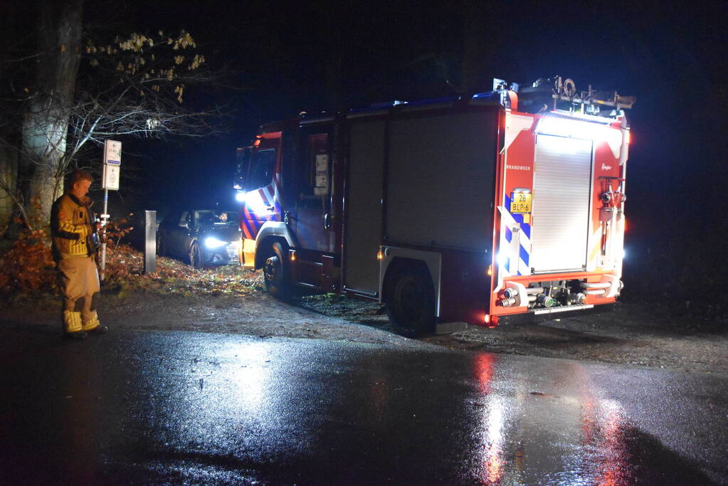 Brandweer helpt vastgereden automobilist