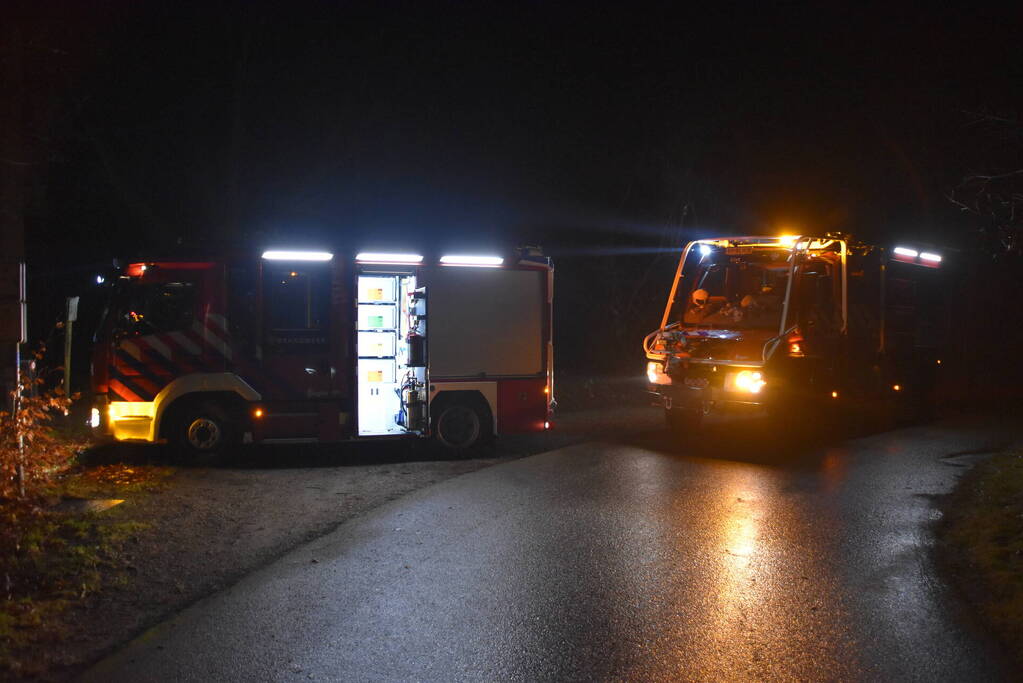 Brandweer helpt vastgereden automobilist