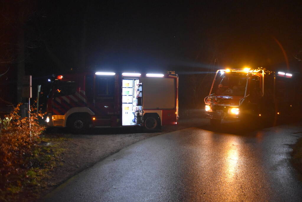 Brandweer helpt vastgereden automobilist