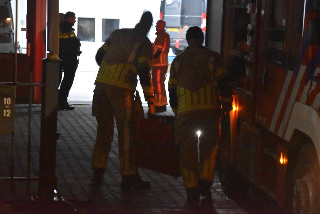 Brandweer verwijdert stof uit autobedrijf