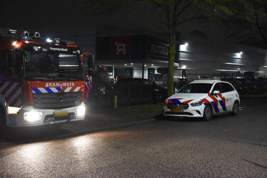 Brandweer verwijdert stof uit autobedrijf