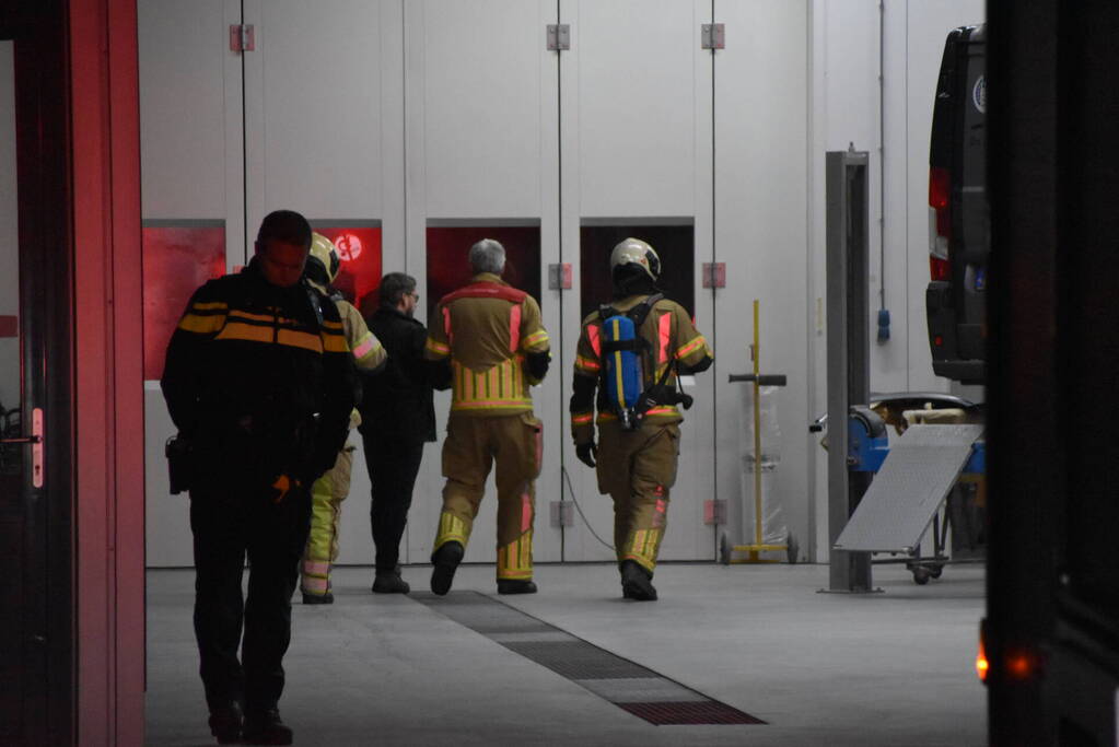 Brandweer verwijdert stof uit autobedrijf