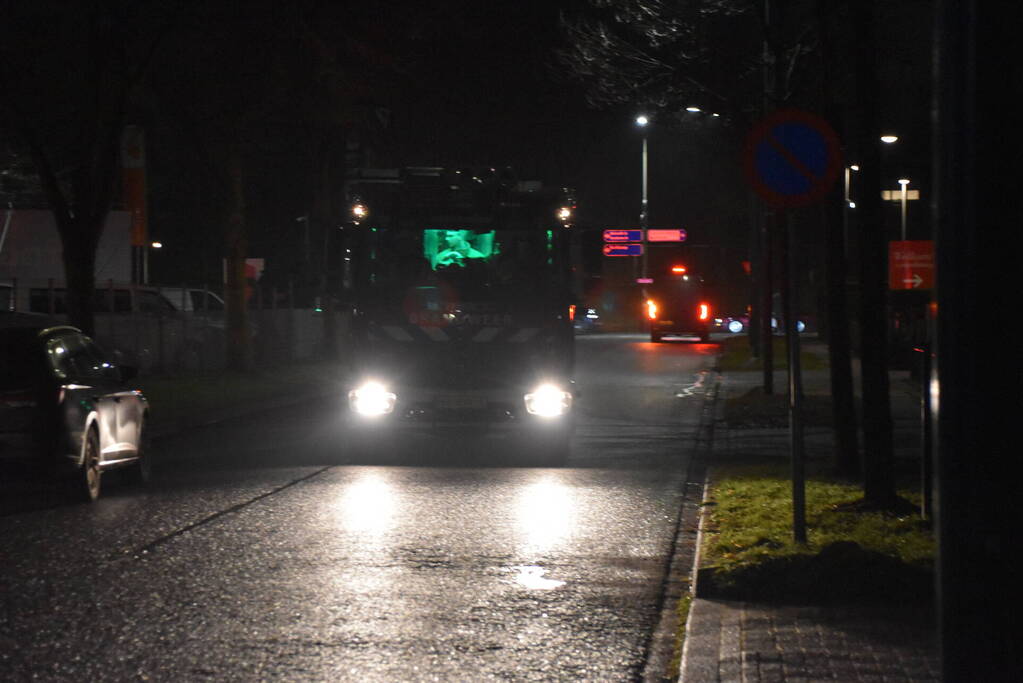 Brandweer verwijdert stof uit autobedrijf