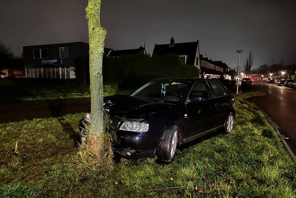 Verlaten voertuig tegen boom aangetroffen