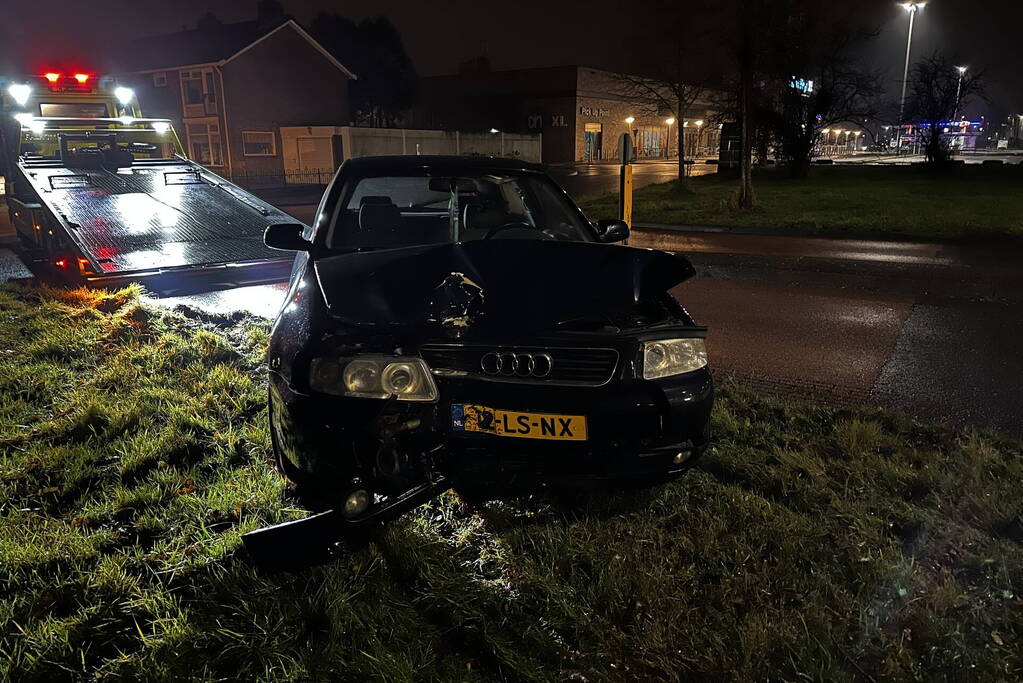 Verlaten voertuig tegen boom aangetroffen