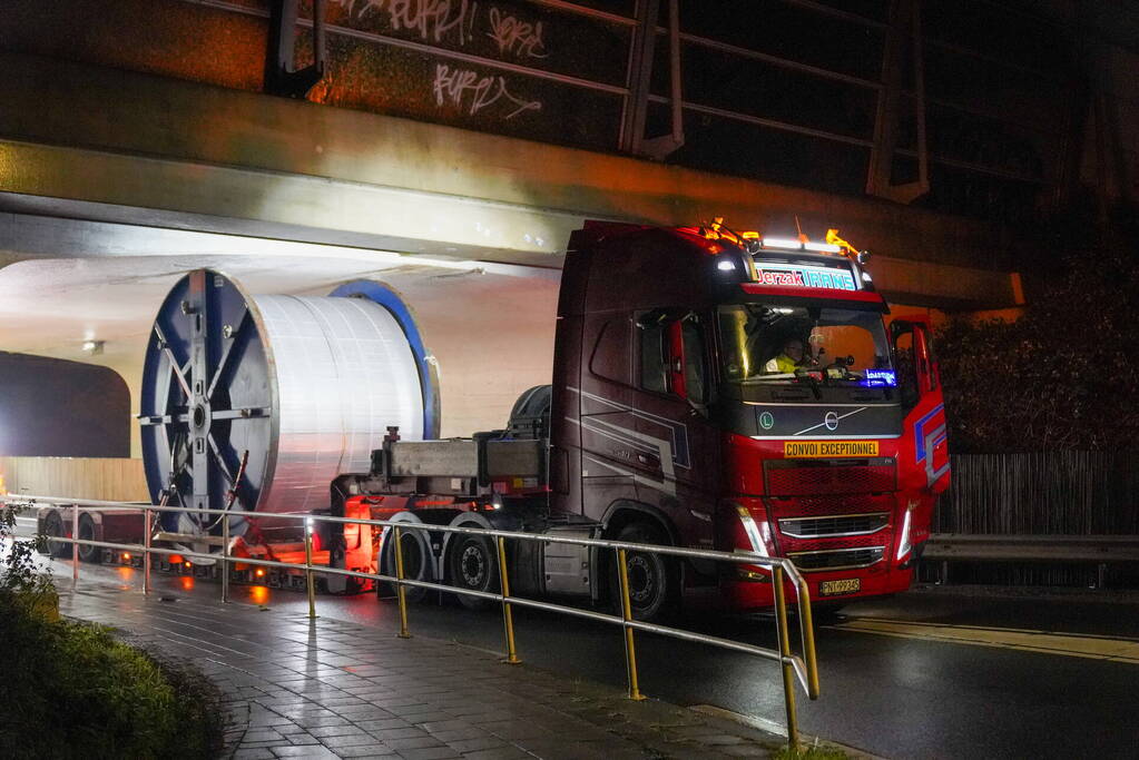 Vrachtwagen rijdt zich muurvast onder viaduct