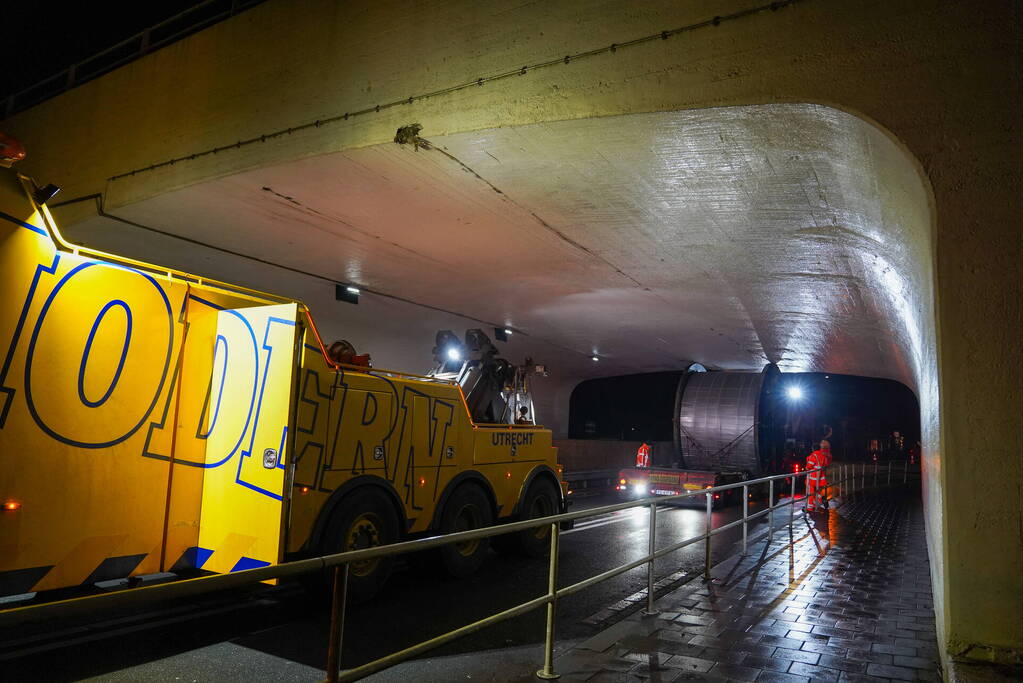 Vrachtwagen rijdt zich muurvast onder viaduct