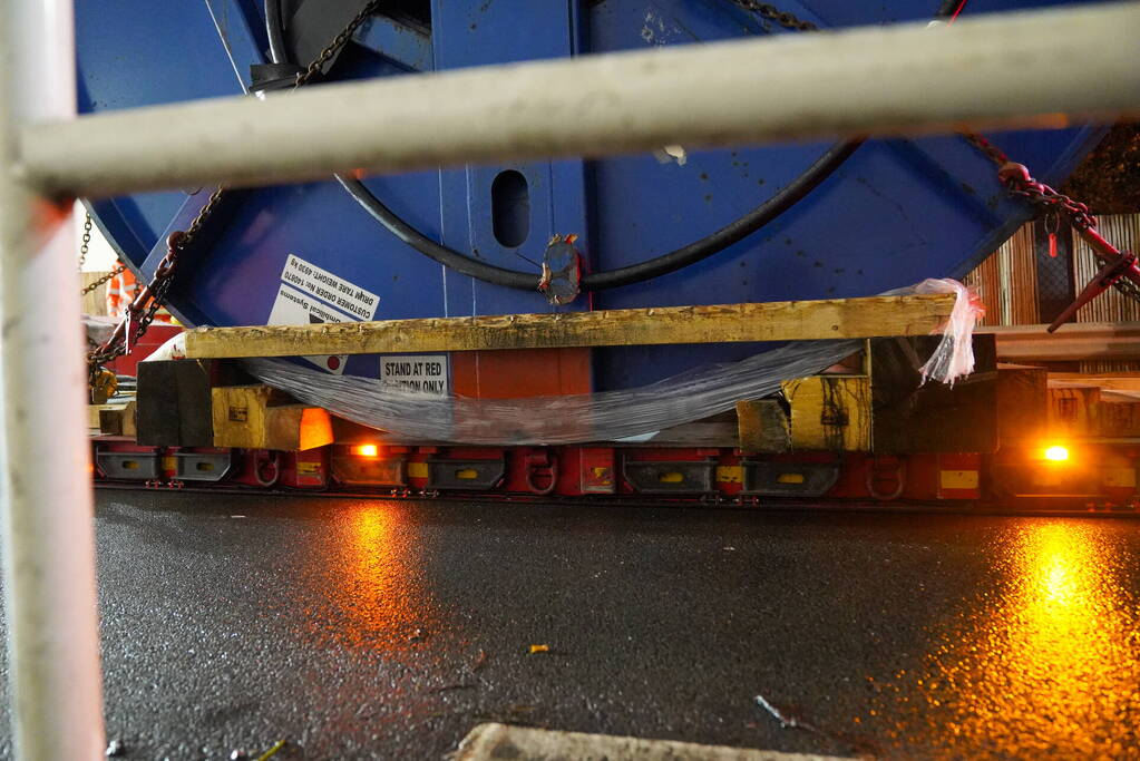 Vrachtwagen rijdt zich muurvast onder viaduct