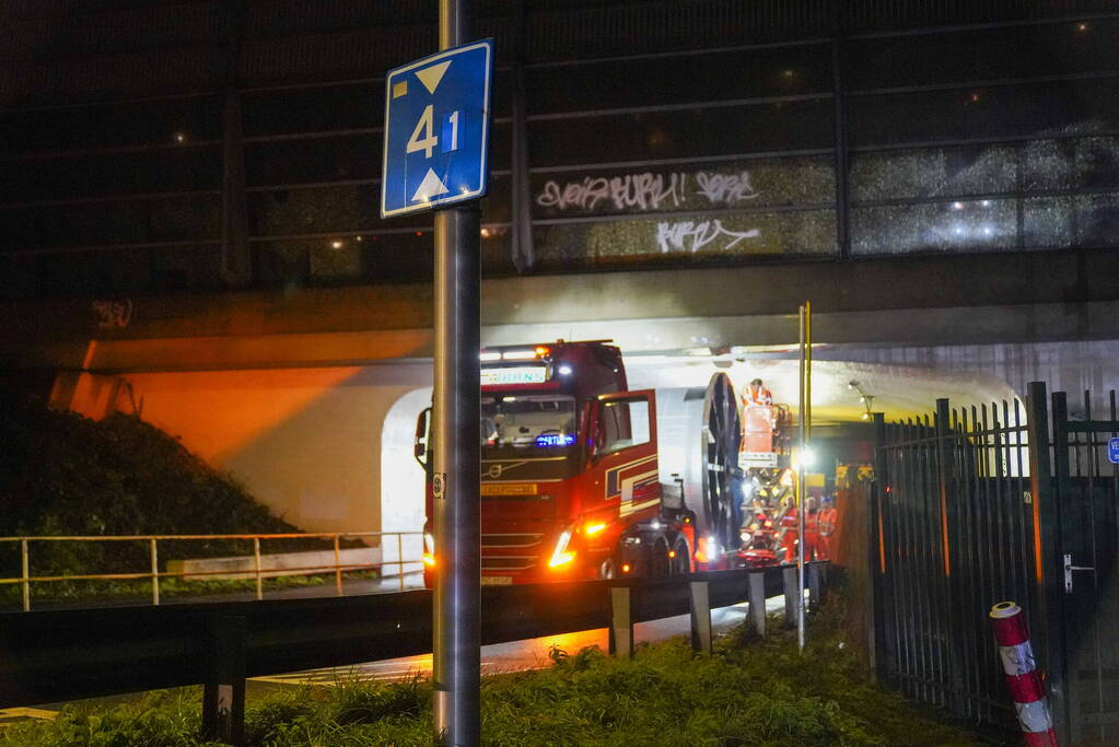 Vrachtwagen rijdt zich muurvast onder viaduct