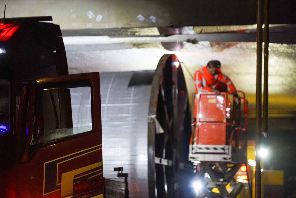 Vrachtwagen rijdt zich muurvast onder viaduct