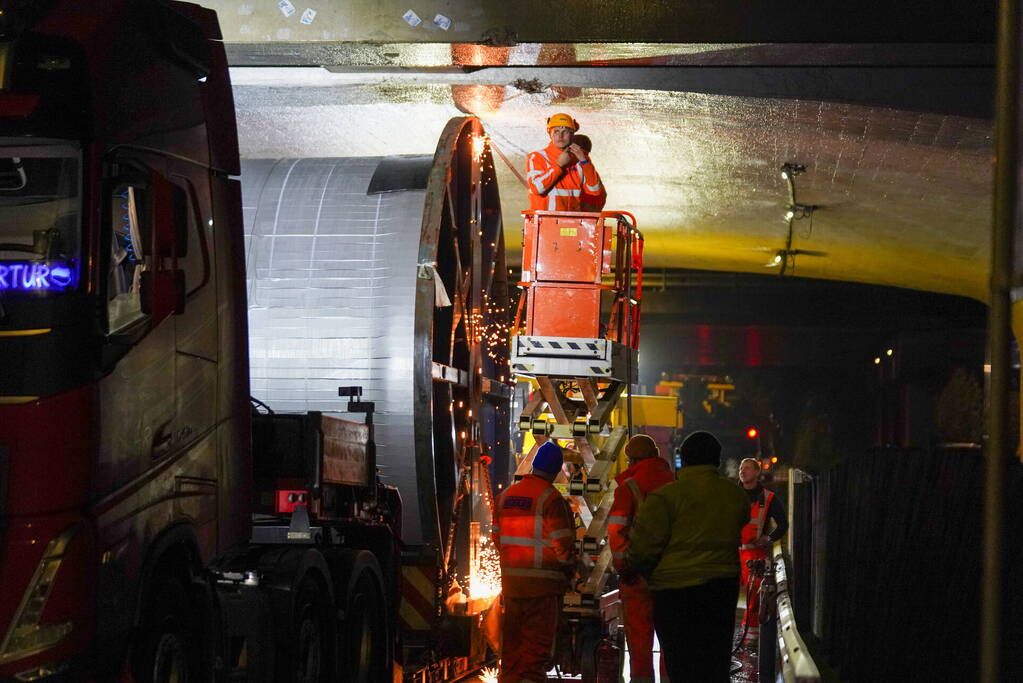 Vrachtwagen rijdt zich muurvast onder viaduct