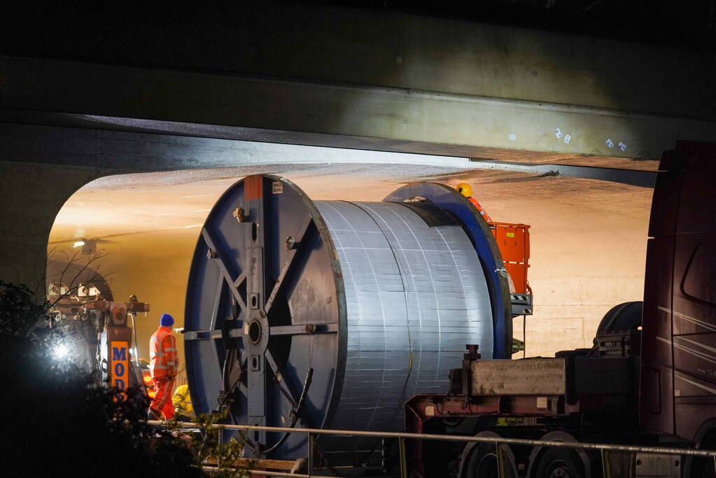 Vrachtwagen rijdt zich muurvast onder viaduct