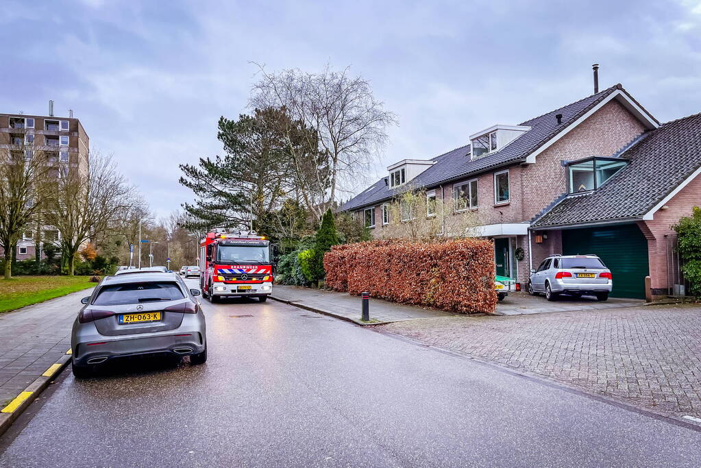 Brandweermannen doen metingen bij gaslek