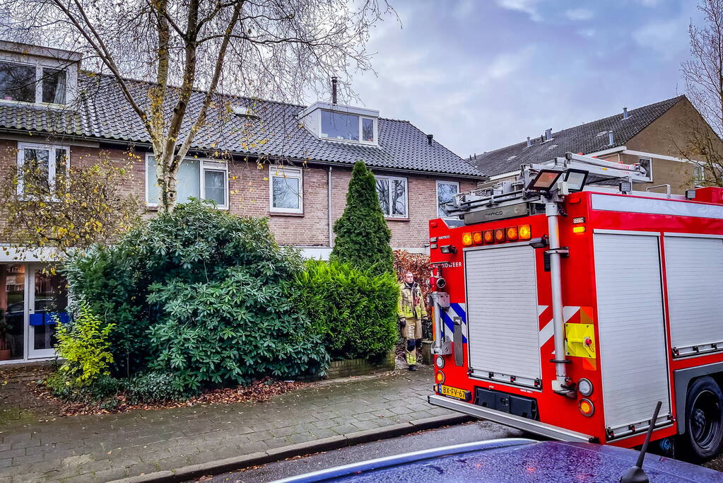 Brandweermannen doen metingen bij gaslek