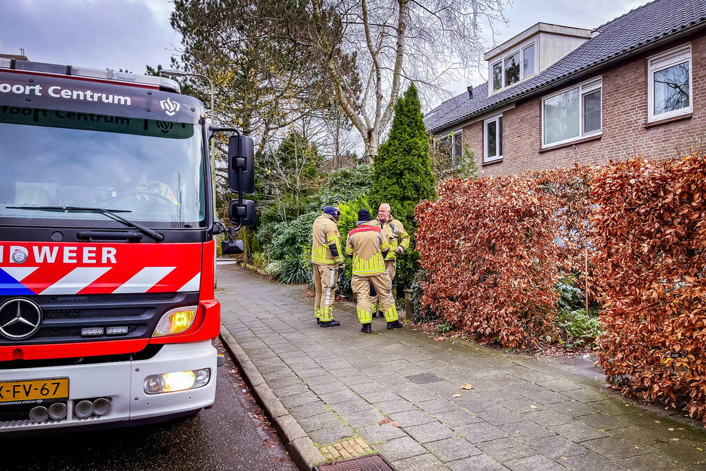 Brandweermannen doen metingen bij gaslek