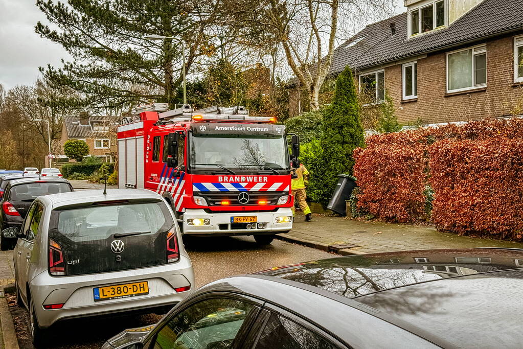 Brandweermannen doen metingen bij gaslek