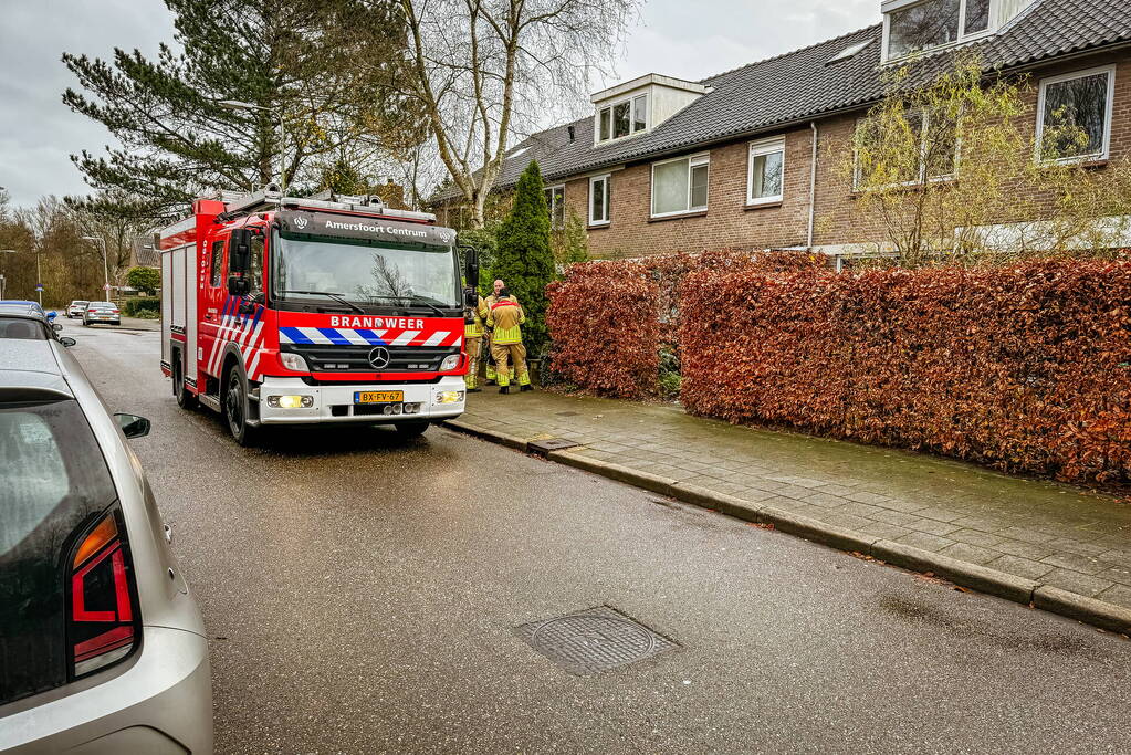 Brandweermannen doen metingen bij gaslek