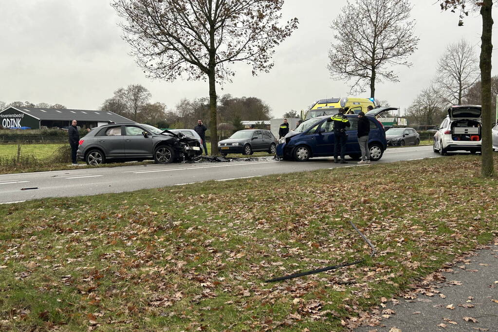 Ravage na frontale botsing tussen drie auto's