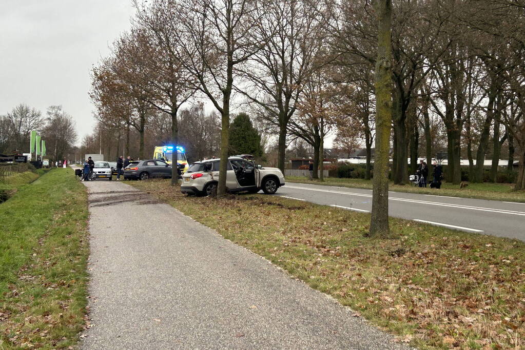 Ravage na frontale botsing tussen drie auto's