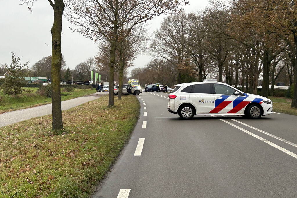 Ravage na frontale botsing tussen drie auto's