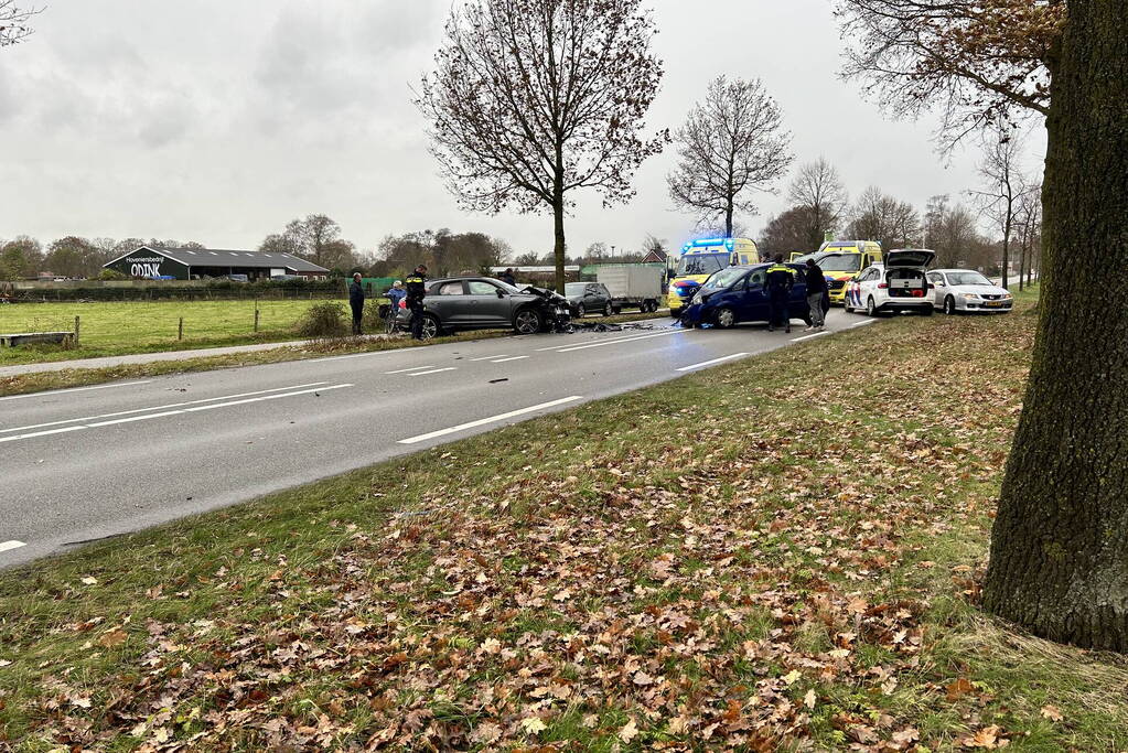 Ravage na frontale botsing tussen drie auto's