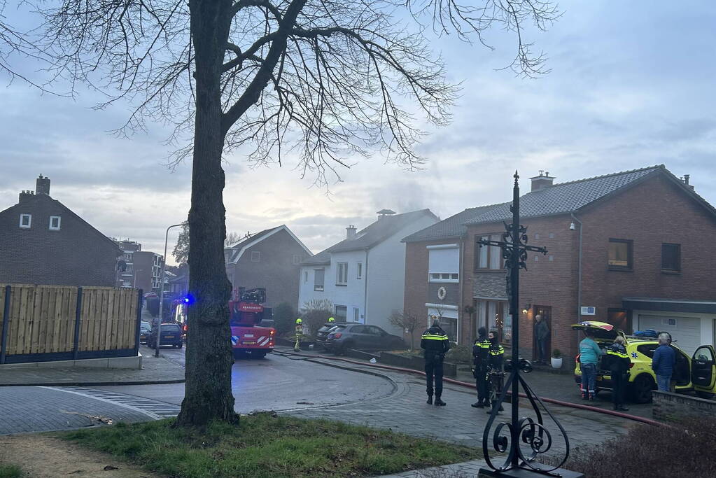 Flinke rookontwikkeling door kelderbrand, twee honden gered