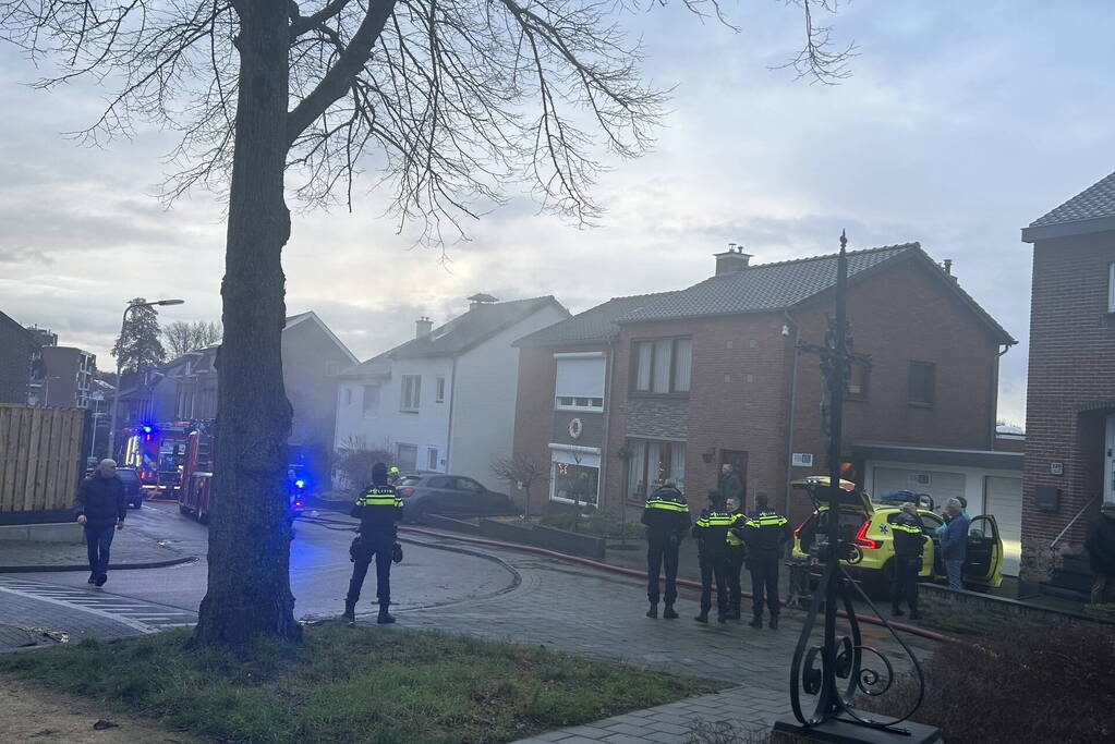 Flinke rookontwikkeling door kelderbrand, twee honden gered