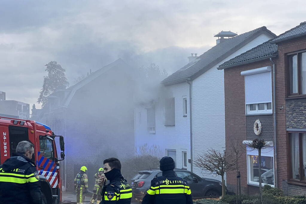 Flinke rookontwikkeling door kelderbrand, twee honden gered