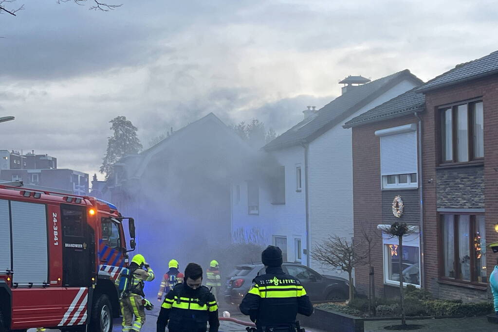 Flinke rookontwikkeling door kelderbrand, twee honden gered