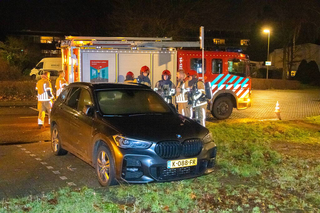 Geparkeerde auto vat vlam