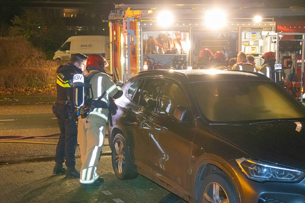 Geparkeerde auto vat vlam