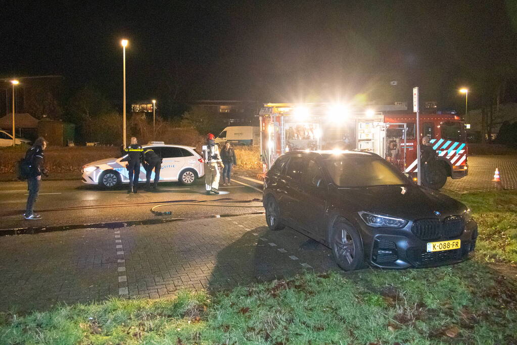 Geparkeerde auto vat vlam