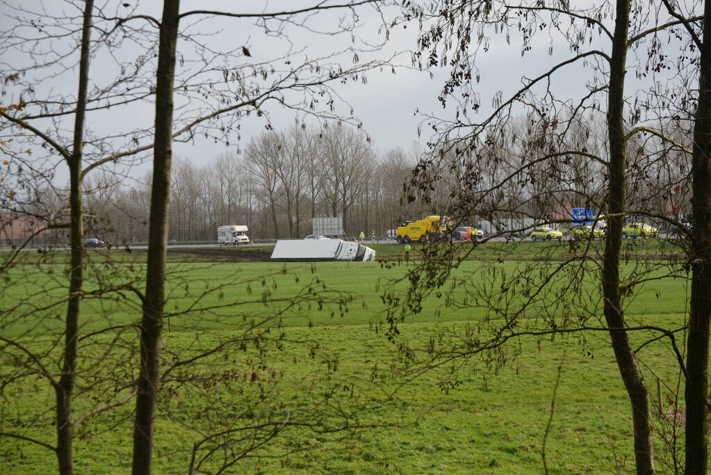 Vrachtwagen gekanteld in sloot naast snelweg