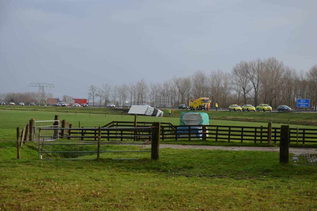 Vrachtwagen gekanteld in sloot naast snelweg