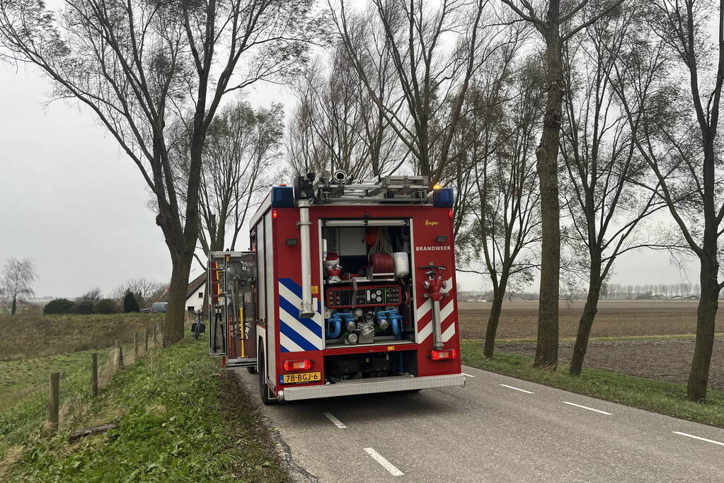 Grote tak dreigt uit boom te waaien