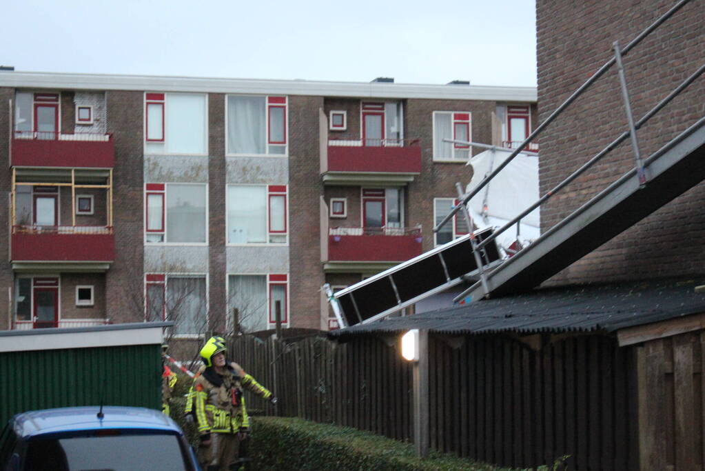 Zeven woningen ontruimd nadat steiger instort door wind